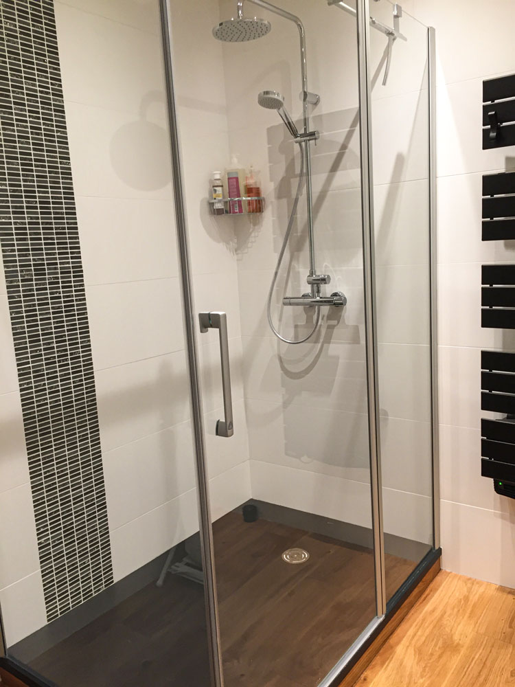 Jolie douche à l'italienne pour cette salle de bain sobre et moderne
