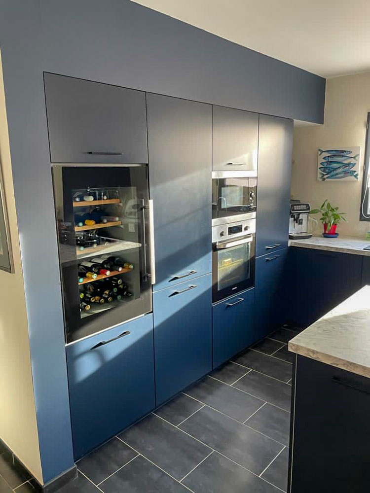 Cette cuisine bleue a été réalisée à partir d'une couleur sur-mesure en référence RAL